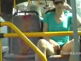 Zuzinka tocchi se stessa su un autobus