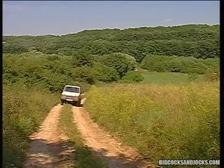 Camping me atlet si në kuzhinier një chicken