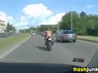 Bez trička vytetovať kočka jazdenie a motorcycle