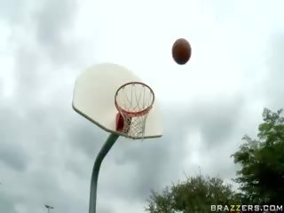 Брудна кліп і баскетбол