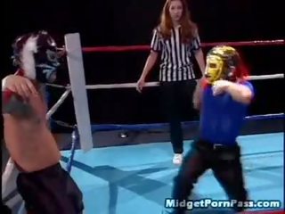 Kisnövésű wrestler copulates a inviting referee