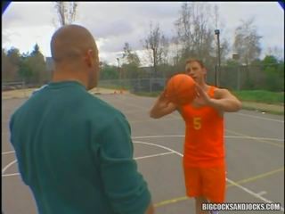 Basketball players skyte noen hoops