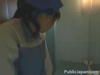 Asiatisch toilette attendant cleans falsch