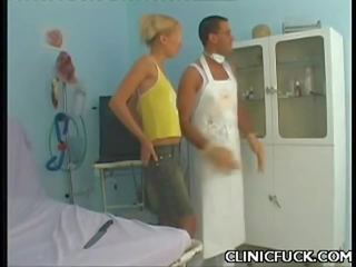 Blonda hottie se bucură de clinică xxx clamă