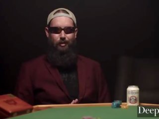 Deeper&period; gambler bets 他的 inviting 妻子 在 高 stake 遊戲