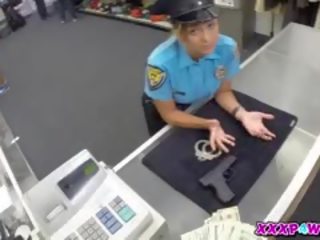 Policejní důstojník couldnt hock ji pistole