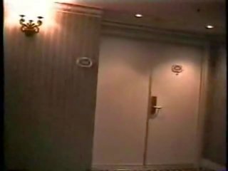 An ninh bảo vệ fucks streetwalker trong khách sạn hallway