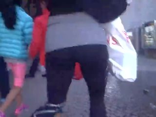 Terrific milf com bolha rabo em negra leggings e tacões walking 1