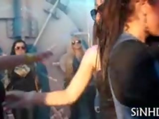פרועה בנות הוא ספוג במים עם תְשׁוּקָה במהלך fuckfest מסיבה