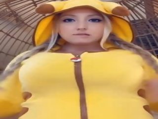 哺乳期 金发 辫子 辫子 pikachu 吸 & spits 牛奶 上 巨大 胸部 蹦蹦 上 假阳具 snapchat 性别 西元