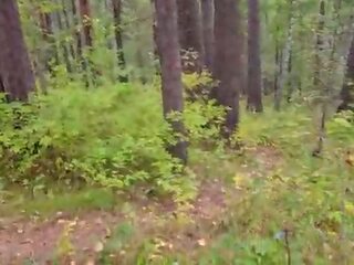 Walking kanssa minun siskopuoli sisään the metsä park&period; aikuinen elokuva blog&comma; elää video&period; - pov