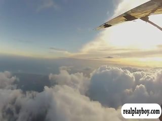 مفعم بالحيوية بدس فاتنة ماء surfing و skydiving في hawaii