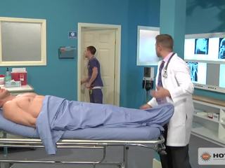Krankenschwester hops auf ein gurney bis fick geduldig während experte uhren
