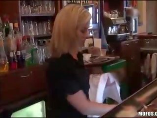 Blondi tarjoilijatar earns jotkut varten likainen elokuva sisään baari