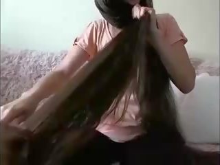 Svůdný dlouho vlasy bruneta hairplay vlasy brush mokrý vlasy