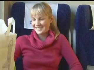 Amadora loira broche em comboio clipe