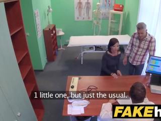 Falso spital çeke doktori cums mbi desiring duke mashtruar wifes i ngushtë pidh