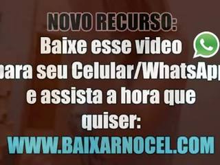 Casada se masturba nu banheiro enquanto o marido dorme