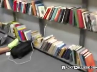 Knjižnica preveri ven moj penis
