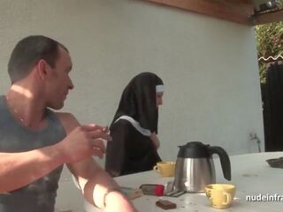 Млад френски монахиня sodomized в тройка с papy воайор