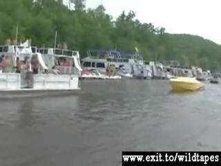 Comendo cona em um público barco festa