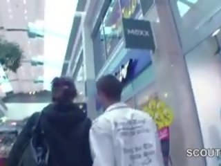 Unge tjekkisk tenåring knullet i mall til penger av 2 tysk gutta