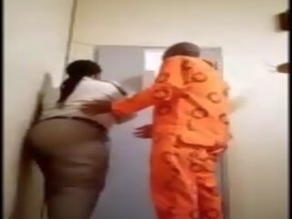 Női fogház warden jelentkeznek szar által inmate: ingyenes felnőtt film b1