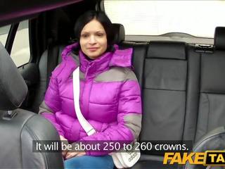 Faketaxi črno las hottie prihajanje na prsi