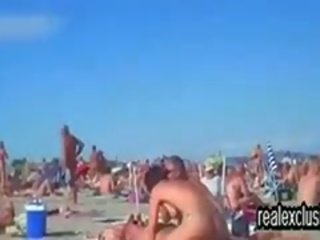 Publisks kails pludmale svingeri pieaugušais video uz vasara 2015