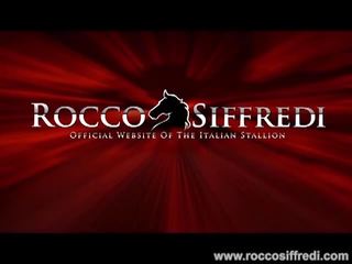 Rocco siffredi: išdykęs brunetė gauna susitrenkiau iki a juodas eržilas