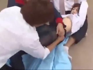 Adolescent 在 丝袜 厉声 由 3 chaps 奶 擦 的阴户 舔 和 多指 在 该 更衣室 室