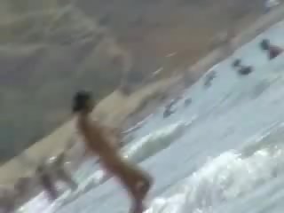 Melnas jūra kails pludmale - sharp krūtis