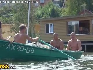 Erotiska brunett nära den lake hårdporr körd video-