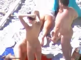 Tomando el sol playa zorras tener algunos adolescente grupo adulto película diversión