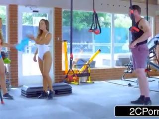 Mare pițigoi pui la dracu fitnes instructor în o sala de forta - abigail mac, nicole aniston