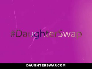 Daughterswap - uzbudinātas teenss drain viņu tēti gaiļus