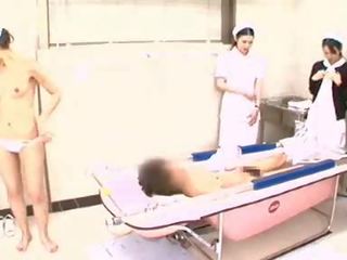 Trening sykepleier demonstrates proper bading teknikk