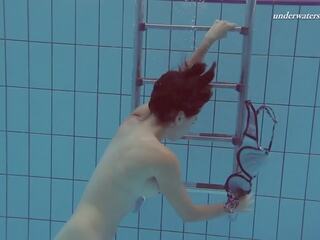 Checa adolescente sima en la público nadando piscina desnuda
