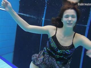 سلوتي سير بواسطة أدريانا تحت الماء, حر x يتم التصويت عليها فيلم 90