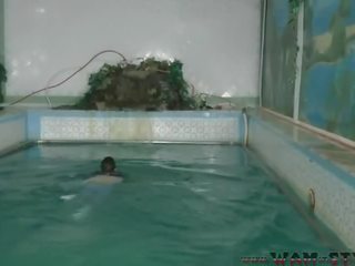 Fully oblečený miláčik plávanie v bazén