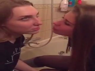 [periscope] dois russians lésbicas confecção fora em casa de banho