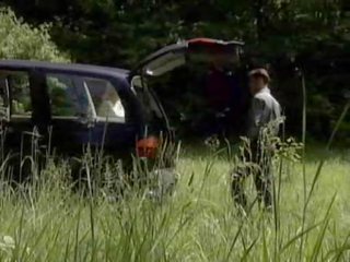 Tremendous en erotisch duits blondine schatje gina wild geneukt in een auto klem