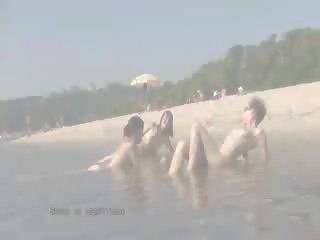 A публічний пляж heats вгору з два splendid лялька nudists