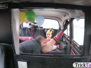 Vajzë në klloun kostum fucked nga the driver për falas fare