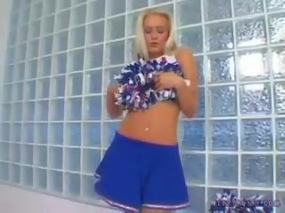Blond im cheerleader uniform masturbieren und fisten