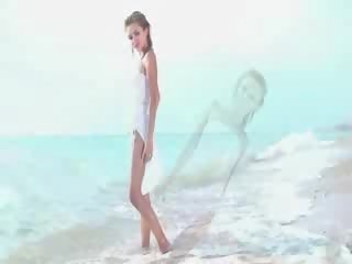 Naakt dun naakt dochter op de strand