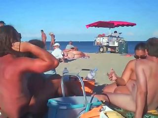 Milf schläge sie steady auf nackt strand von voyeure