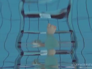 Roxalana submerged in il piscina nudo