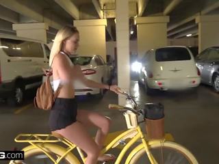 Aficionado adolescente kenzie punto de vista joder en público bike habitación