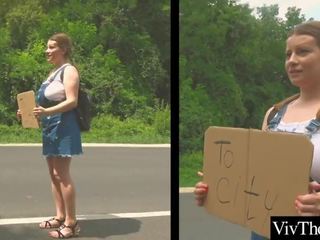 Sexy lesbisch picks omhoog koket hitch hiker en toneelstukken met haar